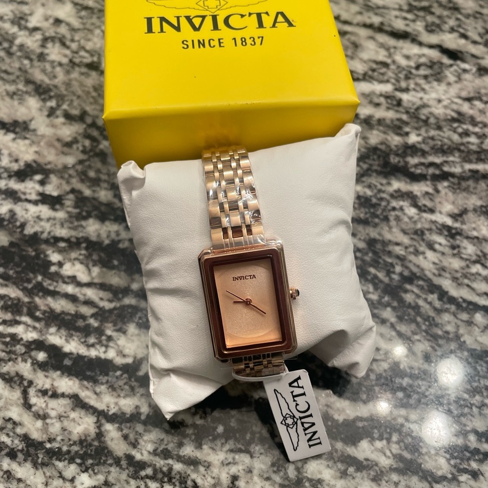 💖⌚ Invicta Rose Gold Rectangular Watch ⌚💖
✨ New with Tags – Gift-Ready! ✨